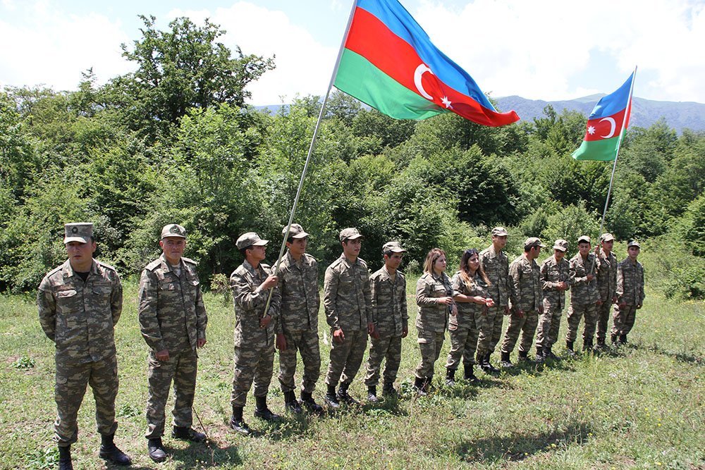 Azad edilmiş ərazilərimizdə dislokasiya olunmuş bölmələrimizdə Milli Qurtuluş Gününü qeyd olunub