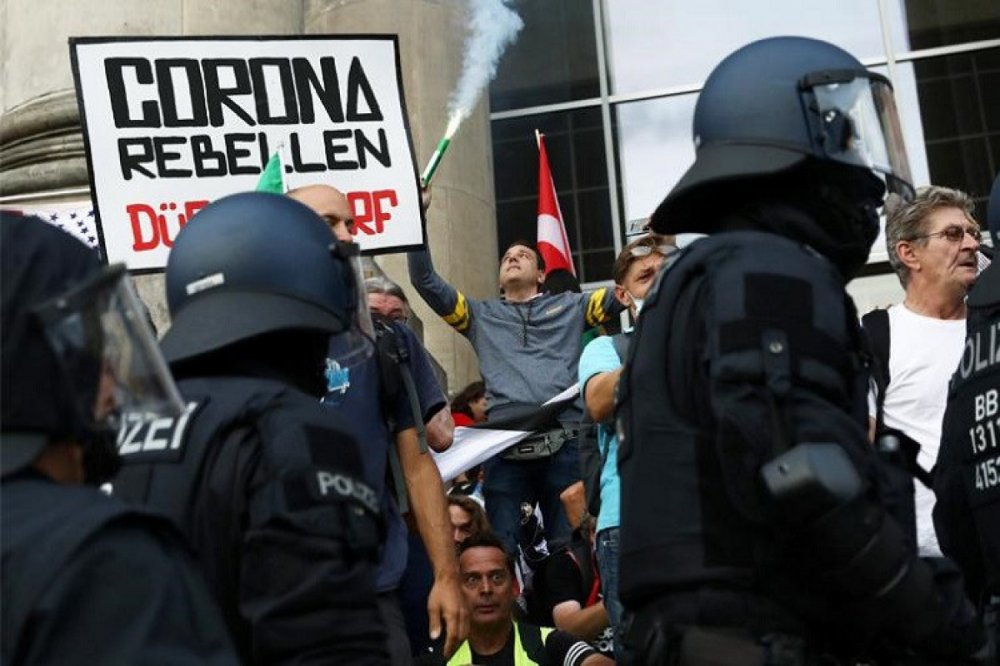 Almaniyada COVID-dissidentlərin aksiyasında 500-dən çox etirazçı saxlanılıb