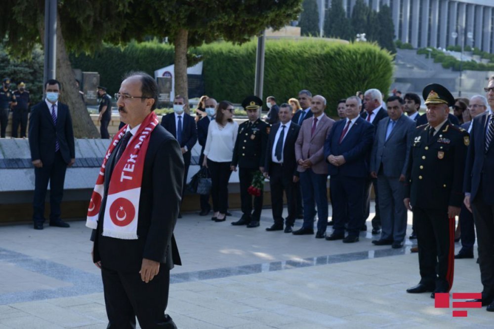 Bakının azad edilməsinin ildönümü münasibətilə Türk şəhidliyi və Şəhidlər xiyabanı ziyarət olunub - FOTO