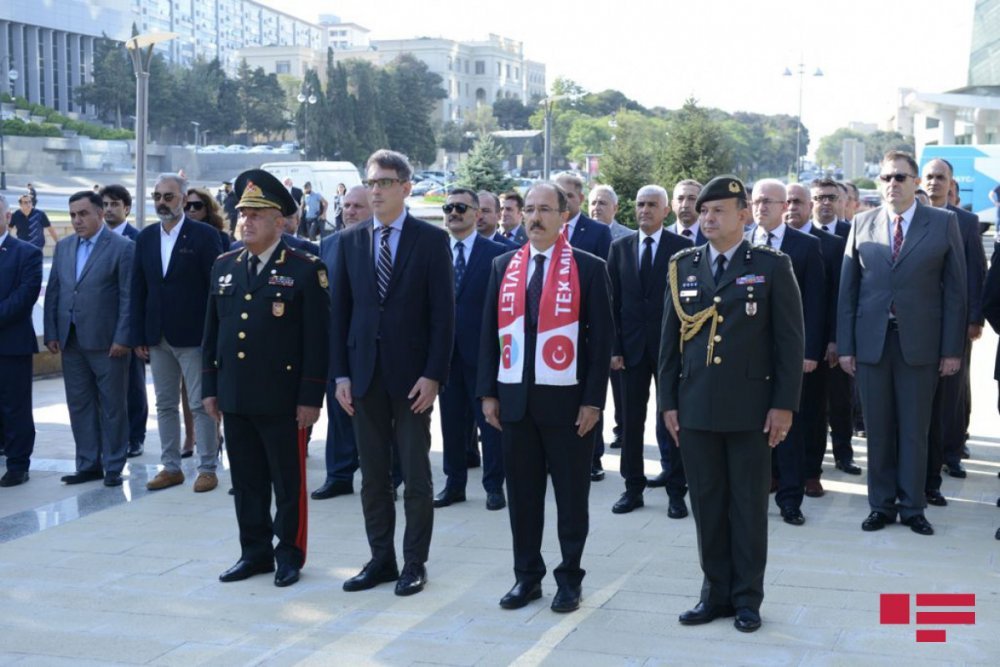 Bakının azad edilməsinin ildönümü münasibətilə Türk şəhidliyi və Şəhidlər xiyabanı ziyarət olunub - FOTO