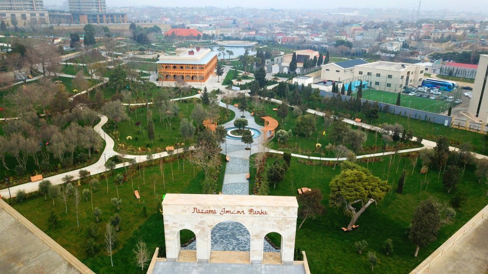 İlham Əliyev və birinci xanım Mehriban Əliyeva Nizami Gəncəvi parkında yenidənqurmadan sonra yaradılan şəraitlə tanış olublar