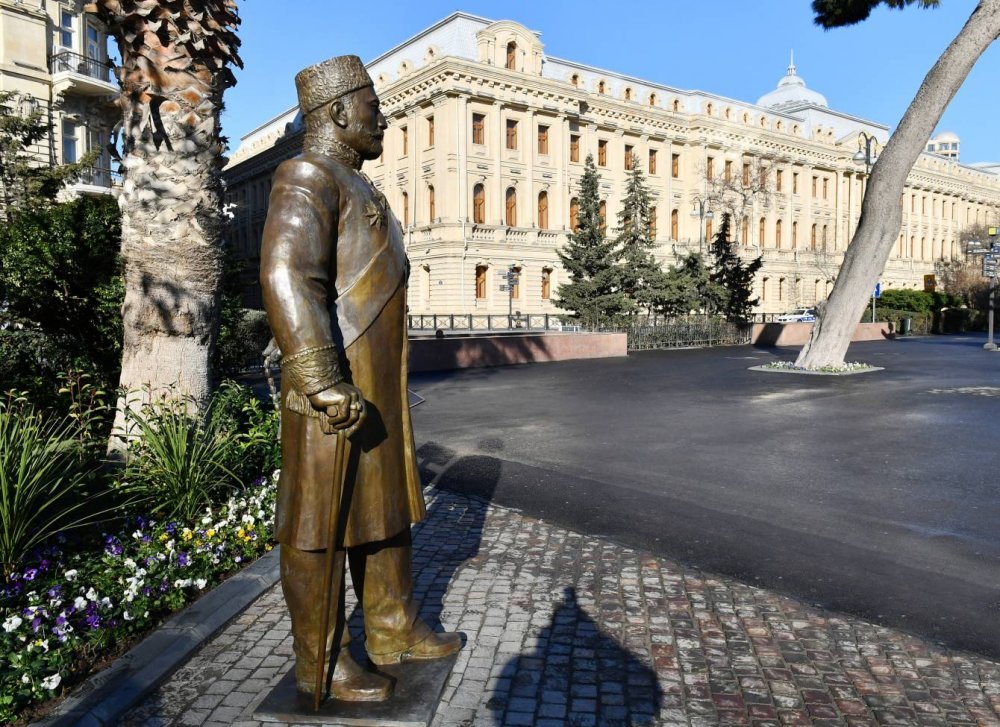 İlham Əliyev xeyriyyəçi Hacı Zeynalabdin Tağıyevin Bakıda ucaldılan abidəsinin açılışında iştirak edib