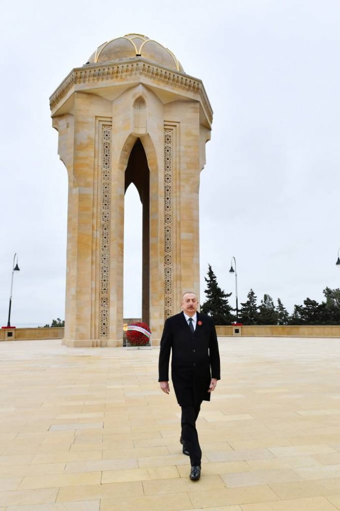 İlham Əliyev və birinci xanım Mehriban Əliyeva 20 Yanvar faciəsinin 32-ci ildönümü ilə əlaqədar Şəhidlər xiyabanını ziyarət ediblər