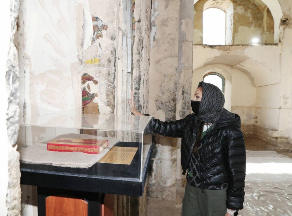 İlham Əliyev və birinci xanım Mehriban Əliyeva Ağdam Cümə məscidində bərpa işlərinin gedişi ilə tanış olublar