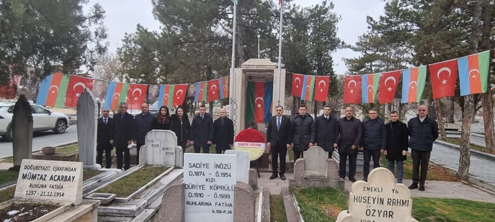 Azərbaycanın Türkiyədəki Səfirliyinin kollektivi Məhəmməd Əmin Rəsulzadənin Ankaradakı məzarını ziyarət edib