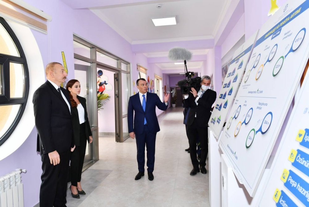 İlham Əliyev və birinci xanım Mehriban Əliyeva Bakının Sabunçu rayonunda şəhid ailələri və müharibə əlilləri üçün nəzərdə tutulan yeni yaşayış kompleksinin açılışında iştirak ediblər