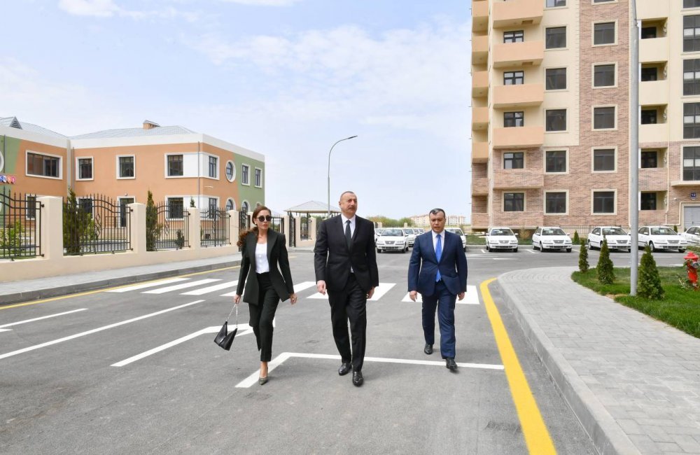 İlham Əliyev və birinci xanım Mehriban Əliyeva Bakının Sabunçu rayonunda şəhid ailələri və müharibə əlilləri üçün nəzərdə tutulan yeni yaşayış kompleksinin açılışında iştirak ediblər