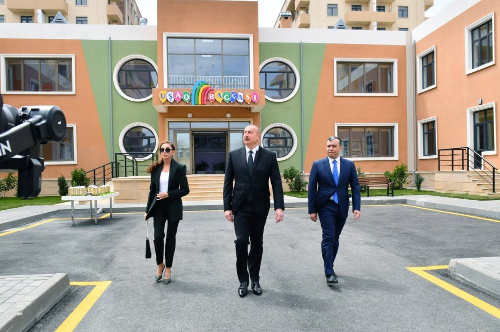 İlham Əliyev və birinci xanım Mehriban Əliyeva Bakının Sabunçu rayonunda şəhid ailələri və müharibə əlilləri üçün nəzərdə tutulan yeni yaşayış kompleksinin açılışında iştirak ediblər