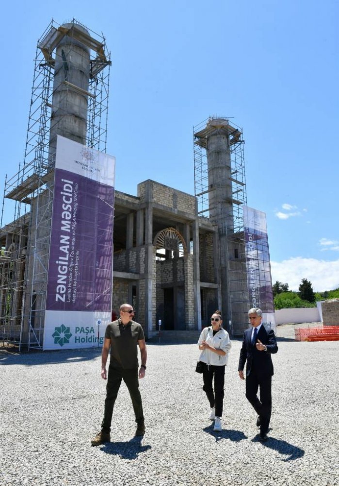 İlham Əliyev və birinci xanım Mehriban Əliyeva “Paşa Holding” MMC-nin dəstəyi ilə Heydər Əliyev Fondu tərəfindən inşa olunan Zəngilan məscidində tikinti işlərinin gedişi ilə tanış olublar. İlham Əliyev və birinci xanım Mehriban Əliyeva “Paşa Holding” MMC-nin dəstəyi ilə Heydər Əliyev Fondu tərəfindən inşa olunan Zəngilan məscidində tikinti işlərinin gedişi ilə tanış olublar.