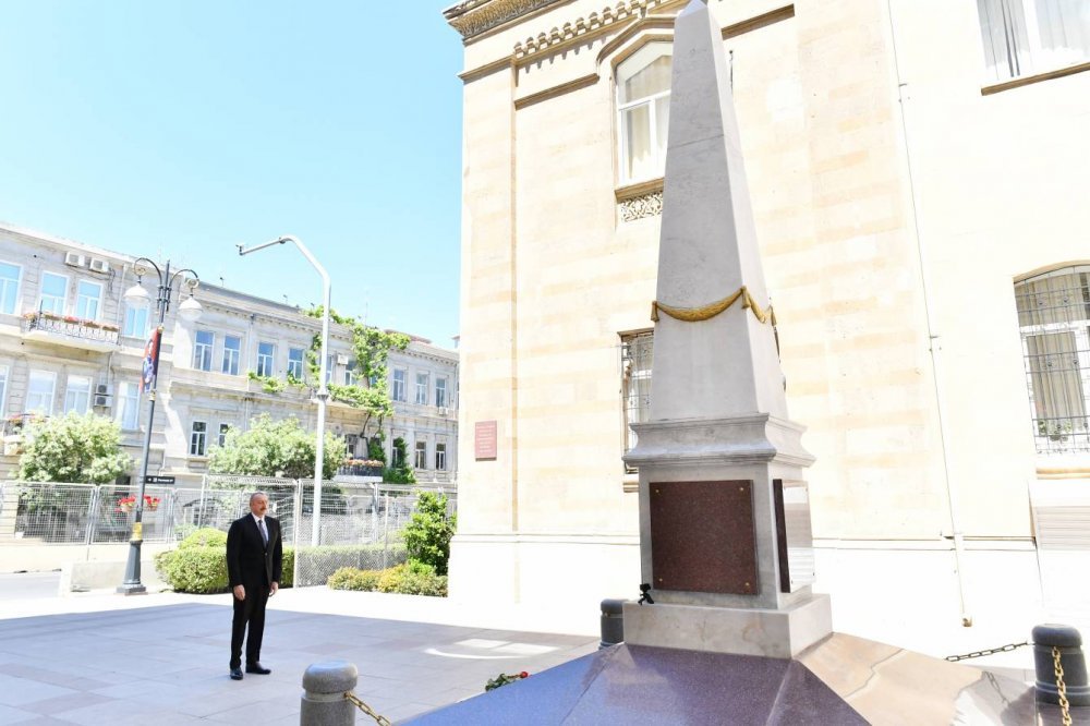 İlham Əliyev Azərbaycan Xalq Cümhuriyyətinin şərəfinə ucaldılmış abidəni ziyarət edib