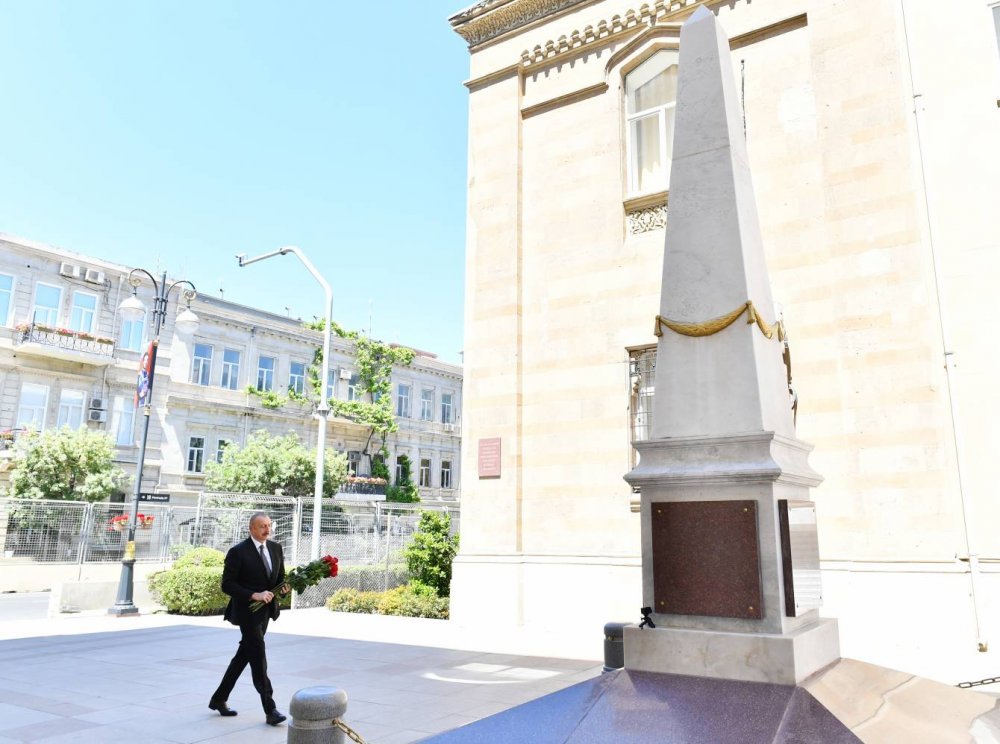 İlham Əliyev Azərbaycan Xalq Cümhuriyyətinin şərəfinə ucaldılmış abidəni ziyarət edib