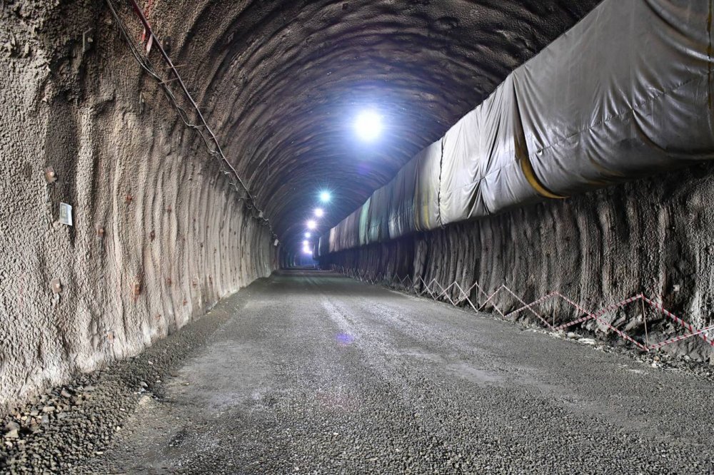 İlham Əliyev Göygöl rayonunda inşa edilən iki tunelin tikintisi ilə tanış olub