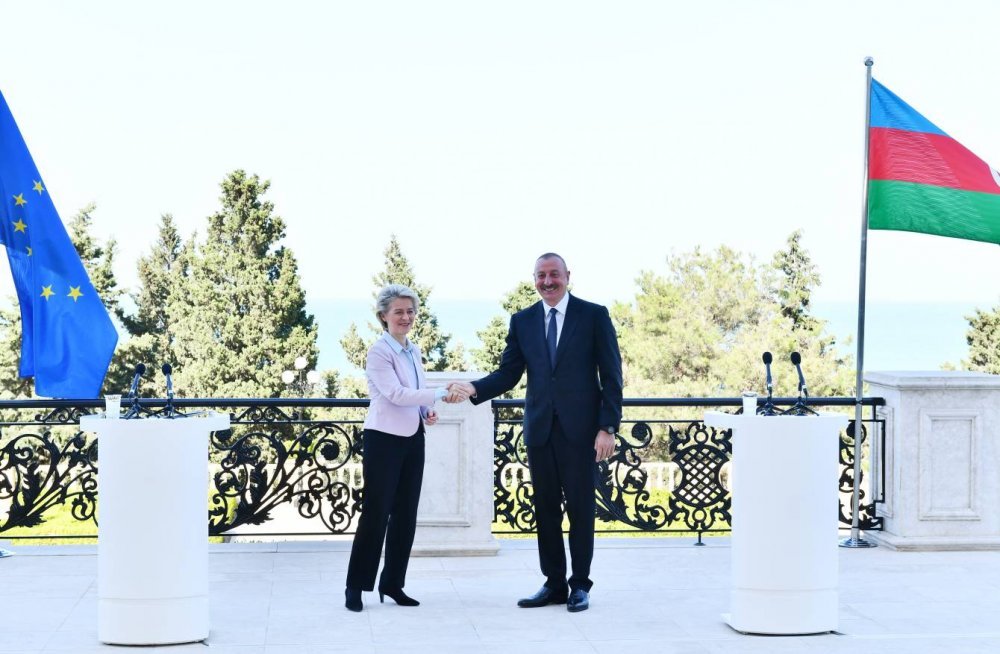 İlham Əliyev və Avropa Komissiyasının Prezidenti mətbuata bəyanatlarla çıxış ediblər