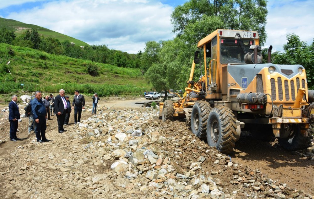 Daşkəsənin İcra Başçısı Əhəd Abıyev son günlər güclü dolu, leysan yağışları, sel və daşqınların rayona vurduğu ziyanların aradan qaldırılması ilə bağlı operativ müşavirə keçirib, təbii fəlakətin ziyan vurduğu yerlərdə sakinlərlə görüşüb